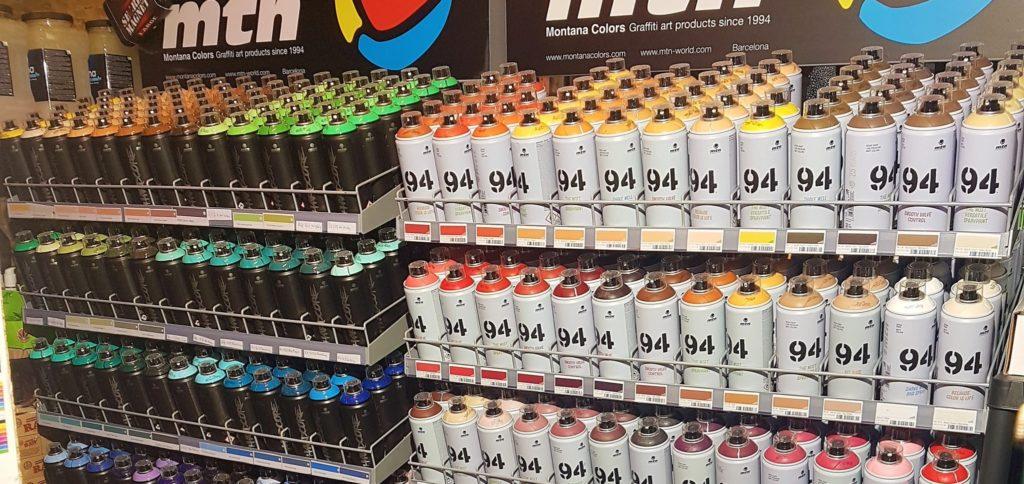 Graffiti Shop à Lannion: zoom sur le haut des présentoir de bombe de peinture