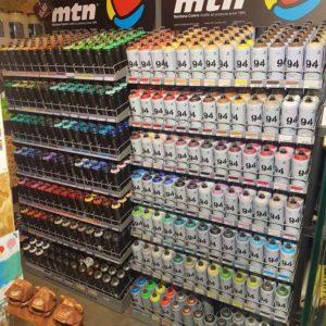 Graffiti Shop à Lannion: présentoirs de 180 couleurs de bombes de peinture