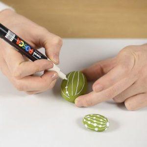 Graffiti Shop à Lannion: Image de mains avec un marqueur posca blanc en train personaliser un objet